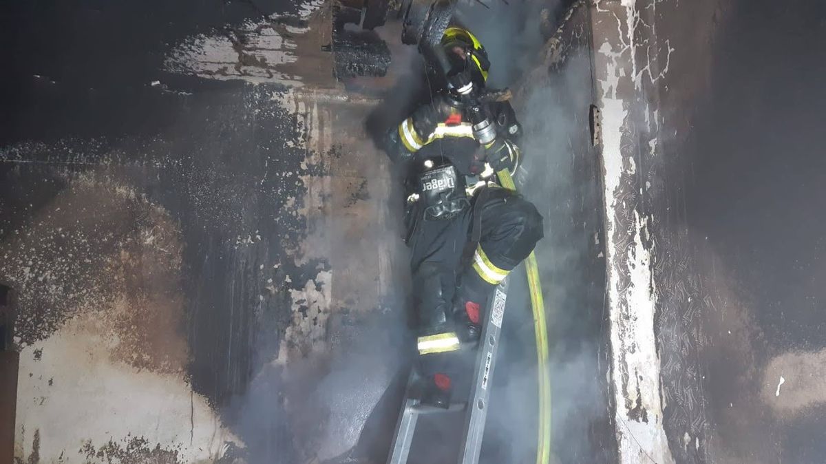 Muž zřejmě zapálil dům u Prahy se dvěma lidmi uvnitř. Pak spáchal sebevraždu